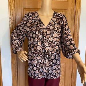 Roz & Ali beautiful v-neck blouse with cute material flutter accents on …